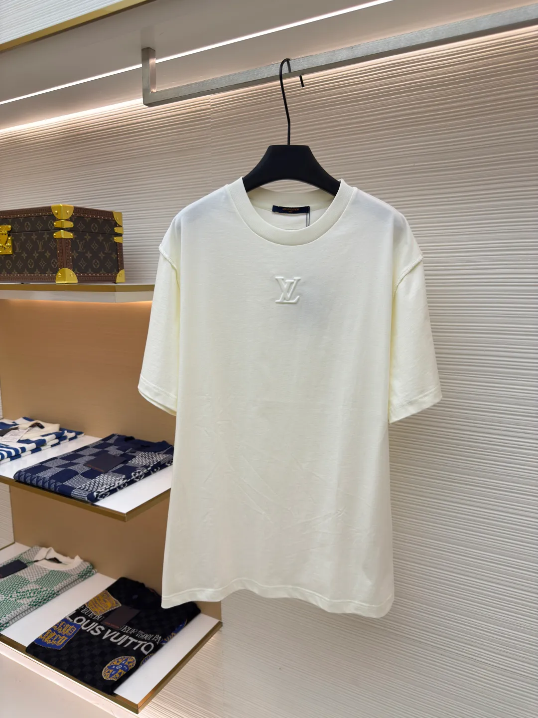 LOUISVUITTON embossed small label T-shirt ●Authentic product: Purchased and developed by 5450 ●Item number: 1680102-A00 ●Fabric: pure cotton fabric ●Technology: embossed production ●Version: fitted version ●Weight: about 335 grams ●Size: XS-S-M-L ●Description: Fabric is 40S/2 Double-strand smooth cotton plain weave, dust-free wool processing; matching 40s single-strand combed cotton, 280g cylindrical machine rib. The front panel is stamped and filled. After low-temperature stamping with a steel stamp, the inside is filled with foam cotton. The bottom surface is directly sealed with low-temperature hot melt glue at 80 degrees Celsius. The integrated machine operation makes the relief pattern three-dimensional and full and stylish. High-quality products require natural and beautiful products. The overall wiring is straight and delicate, the fabric is comfortable and soft, and the color is consistent without color difference. It can be matched with the same style to create a fashionable look and control various occasions. Customized accessories, complete with three standards, same style for men and women!